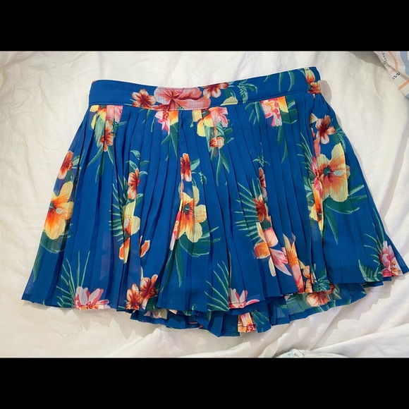 Matching flowy shorts and tank top shirt - Picture 2 of 2